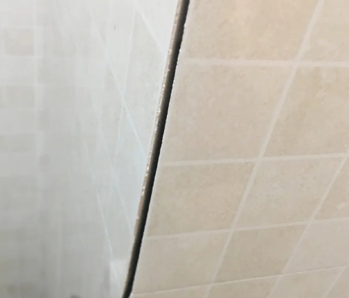 友好瓷砖空鼓维修公司分享阳台瓷砖脱落的修复过程可以分为以下几个步骤
